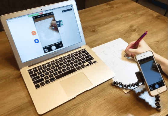スマホのカメラで手元を撮影すれば、先生に書いている様子を見てもらえます